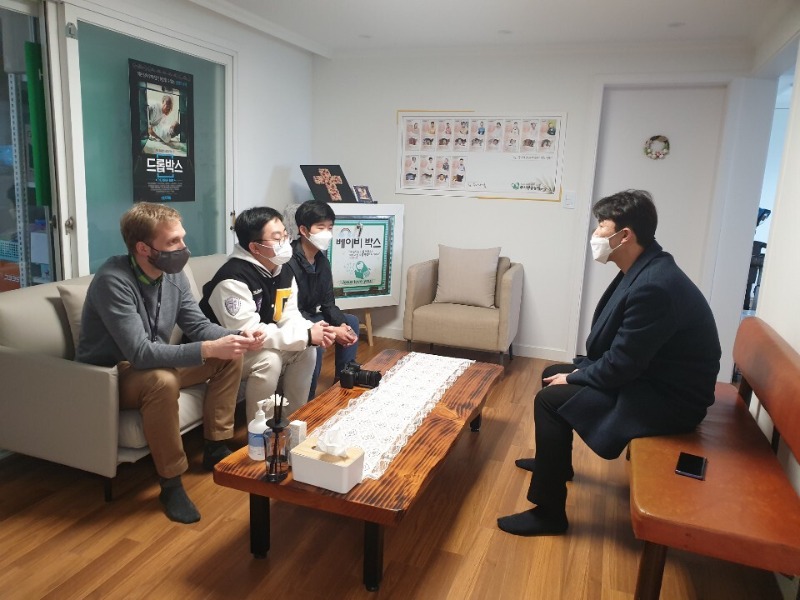 2022.03.24. 수원외국인학교에서 베이비박스 방문후원.jpg